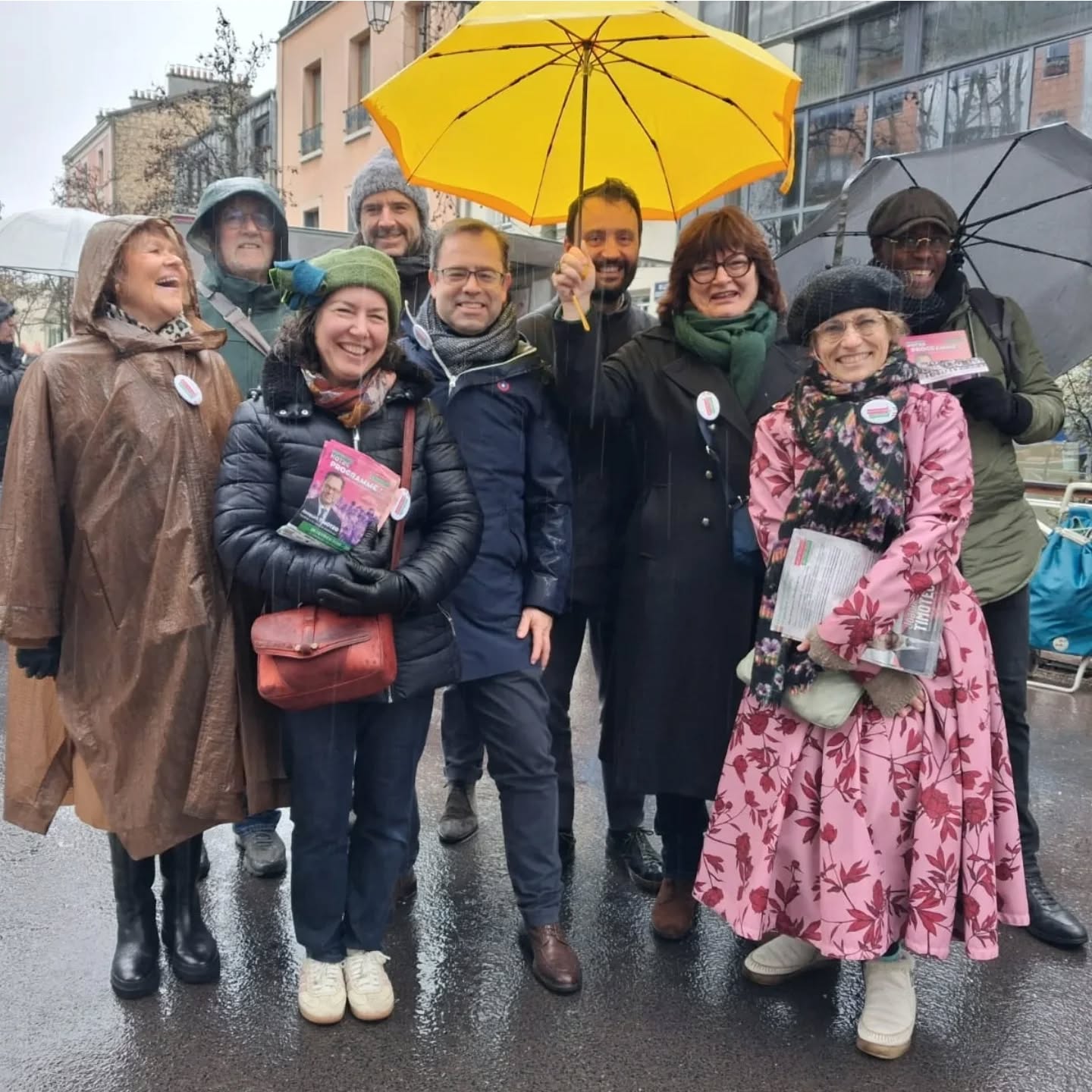 Au soleil comme sous la pluie, notre collectif est de la partie ! 💪

Merci encore pour ces nombreux échanges durant la semaine qui vient de s'achever, et rendez vous le 5 février, à 20h, au 33 rue Camille Pelletan pour la présentation de notre programme !

#montrougeautrement #montrouge #montrouge2026 #municipales #municipales2026